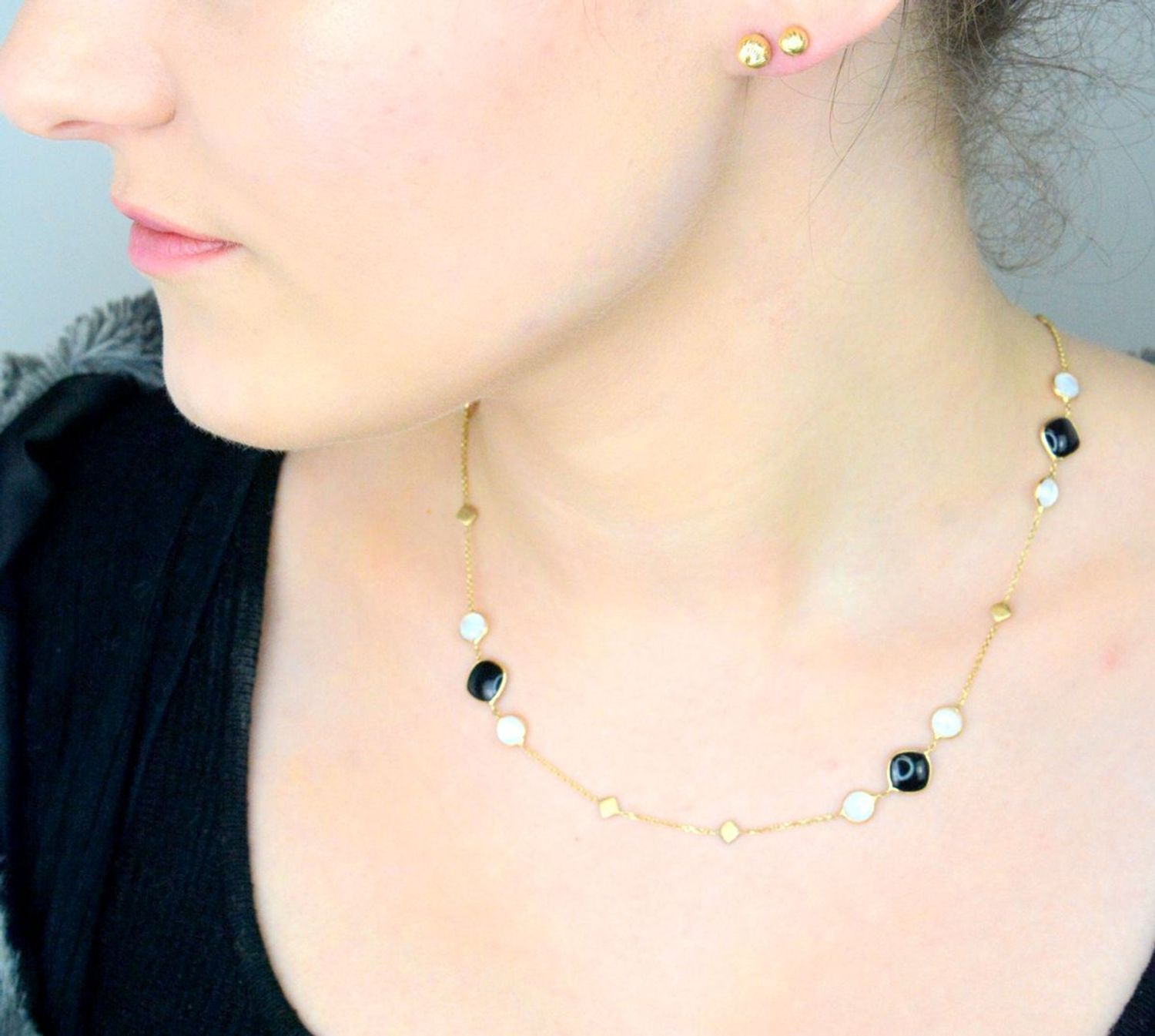 Złoty naszyjnik damski 585 z masą perłową i czarną emalią C AG 1294 Niezwykły blask szlachetnego kruszcu zamknięty w wyjątkowej formie.1.jpg